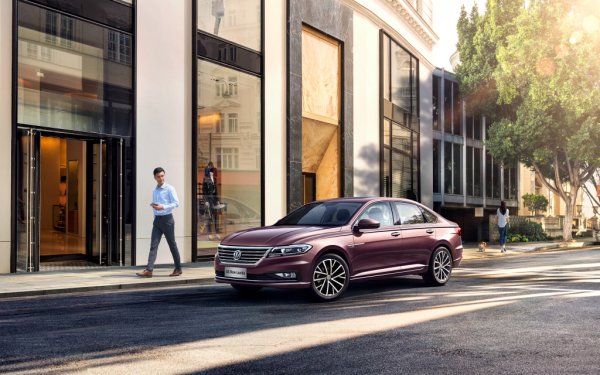 Спадът на продажбите за първите 3 месеца на най-големия пазар беше стигнал до 42%, но постепенно ограничителните марки, въведени в страната, отпада и той е 12%. Прогнозата до края на годината е минус 14% (до 22 млн. автомобили). А най-популярният модел в Китай е седанът Volkswagen Lavida.