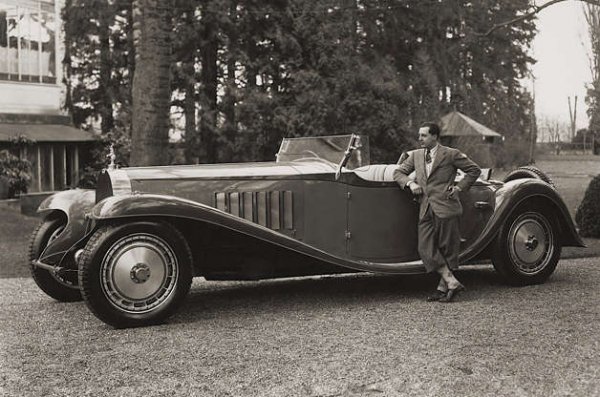 Огромният 12,7-литров двигател с 8 цилиндъра на Bugatti от 20-те години на миналия век е многостранен не защото са произведени много автомобили с него, а защото е използван с най-различни цели

Моторът е предназначен за суперлуксозния Bugatti Royale, който намира много малко клиенти дори сред европейските монархии през 30-те години. Направени са само 7 такива автомобила, но двигателят намира и много други приложения. Най-изненадващого е, че той е използван за задвижвана на влакове във Франция през 80-те години.
