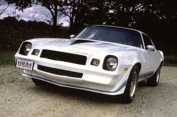 Почти всяка марка на концерна General Motors разработна свой собствен V8 двигател през втората половина на XX век, но нито един не беше произведен в толкова голям брой като Chevrolet Small Block. Представен за моделите Bel Air и Corvette от 1955 г., той бързо се разпространява в гамата на GM, като се използва за всякакви автомобили - от muscle-cars като Chevrolet Camaro до седани, пикапи и микробуси.

Моторът се прославя със своята надеждност и мощност, което кара и други производители да започнат да го използват. Общият тираж на производство надхвърля 100 млн. бройки, като за последно се поставя на вановете Chevy Express и GMC Savana. Любопитното е, че GM все още има бройки от него, които предлага на желаещите да съживят старата си кола.
