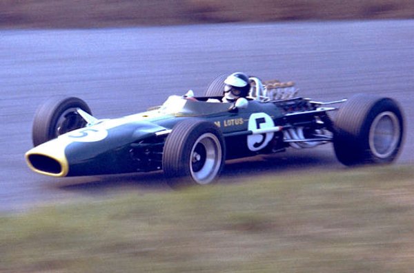 Финансираният от Ford двигател Cosworth DFV е проектиран само за автомобили от Формула 1. Победата на Джим Кларк в Голямата награда на Холандия през 1967 г. с Lotus 49 (на снимката) е първата от общо 155 за този мотор през следващите 18 години в най-елитния автомобилен шампионат.

Извън Формула 1, двигателят  DFV се използва и в началото на друг състезателен шампионат - Формула 3000. Той е поставен и на автомобилите, които печелят "24 часа на Льо Ман" през 1975 и 1980 г., както и на още много състезателни коли.
