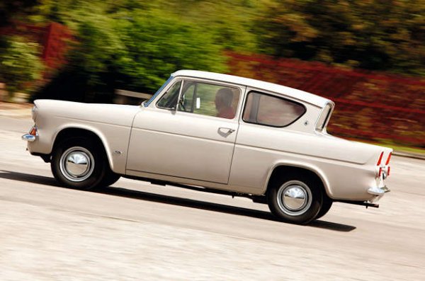 Този двигател  дебютира през Ford Anglia през 1959 г. и все още се използва при Ford Ka от 2002 г. През този период той задвижва моделите Capri, Consul, Cortina и Fiesta, както и автомобили от специализирани производители като Caterham, Marcos и TVR.

Kent е в основата и на двигателя Lotus Twin Cam, както и на повечето ранни агрегати на Cosworth, включително легендарния BDA и неговите производни. В оригиналната си форма Kent е бил използван в почти всяка форма на автомобилен спорт, най-вече в едноместния състезателен клас Formula Ford, създаден през 1967 г. 
