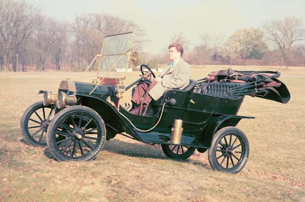 Ford произвежда по 1 милион бройки годишно от Model T от 1908 до 1927 г. Неговият прост 2,9-литров 4-цилиндров двигател се появява и при огромен брой други автомобили, свързани с модел. Сред тях са пикапи, камиони, линейки, състезателни коли и дори трактори. Използва се дори за лодки и за американски едномоторен самолет, а също така и като стационарен двигател.
