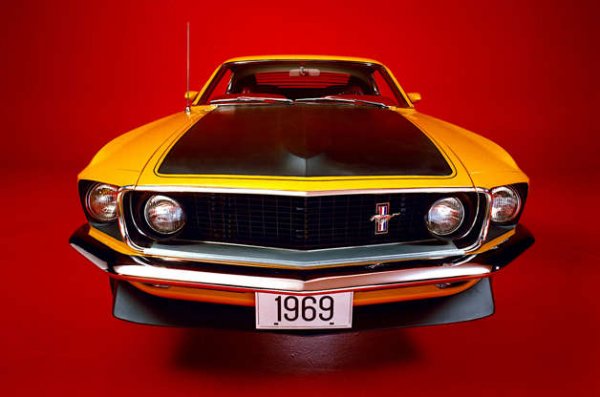 Двигателят V8 известен като Ford Windsor (зарази завода в Уиндзор в Онтарио (Канада), където са построени повечето бройки от него) дебютира през 1962 г. и се използва дори 4 десетилетия по-късно за модели на Ford, произведени в Австралия.

През този период той е монтиран на огромен брой модели на Ford, включително на Mustang в края на 70-те години, на спечелилия "24 часа на Льо Ман" GT40, на пикапите F-Series и на Boss 302 Mustang (на снимката). Поставя се още на оригиналната AC Cobra, Sunbeam Tiger и De Tomaso Mangusta. 
