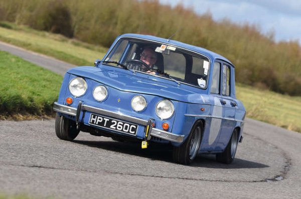 Моторът Cl&eacute;on-Fonte дебютира на Renault Caravelle през 1962 г. и продължава да се произвежда до спирането на Dacia 1310 през 2004 г. Той се поставя на различни машини - от малкото комби Estafette до чудовищното 5 Turbo, което печели 4 старта от Световния рали-шампионат.

Двигателят е използван също от Alpine, DAF и Volvo, както и от Ford за южноамериканския Corcel. Той се появява и през 1962 г. на Ren&eacute; Bonnet Djet (по-късно преименуван на Matra Djet), като това е първият пътнически автомобил със средно разположение на мотора.
