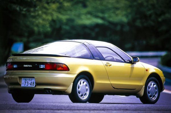 Производствената версия, наречена Sera, се различавала от шоу концепта само по стилистични щрихи, макар и да е на не толкова вълнуващата платформа на хечбека Starlet.

Предно предаване, по-малко от 4 метра дължина и 1,5-литров двигател с мощност 104 к.с. не звучи много спортно. Но дизайнът на купето, с остъклен кокпит и огромни повдигащи се врати засенчва далеч по-големи и мощни машини.