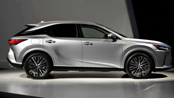 Първият хибрид в списъка се задвижва от 2.5-литров бензинов двигател с атмосферно пълнене и мощност 190 к.с. плюс два електрически агрегата от 182 и 54 к.с., като по-слабият задвижва задната ос. Комбинираната мощност е 250 к.с. Трансмисията е класическата за Lexus - автоматична с планетарни предавки, която симулира работата на безстепенен вариатор (CVT). Този луксозен SUV харчи 6,3 л/100 км и има 65-литров резервоар. Така той би трябвало да измине 1031 км с един резервоар. Цената му обаче е доста висока &ndash; около 82 500 евро.