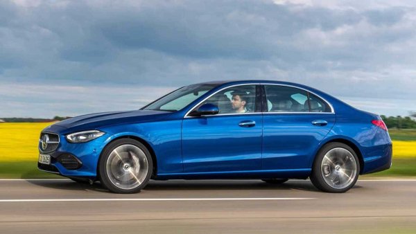 Германският седан се предлага с 2,0-литров турбодизелов двигател с мощност 200 к.с., комбиниран с 9-степенна автоматична трансмисия с преобразувател на въртящия момент 9G-TRONIC. Средния разход е само 4,6 л/100 км, а резервоарът побира 66 литра, което означава пробег от 1424 км с едно зареждане. Двигателят работи с лека хибридна система, включваща електромотор с 20 к.с. и 48-волтова батерия. Задвижването е задно, а цената &ndash; 53 500 евро.