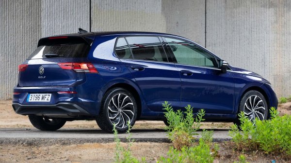 VW Golf с 2.0 TDI двигател със 115 к.с. и 6-степенна механична кутия ппредлага смесен разход от само 4,2 л/100 км, което се добавя към 50-литров резервоар и това води до 1190 км автономност. В ниво на оборудване Life германският компактен модел струва 34 515 евро, като и тук няма никаква хибридизация. 