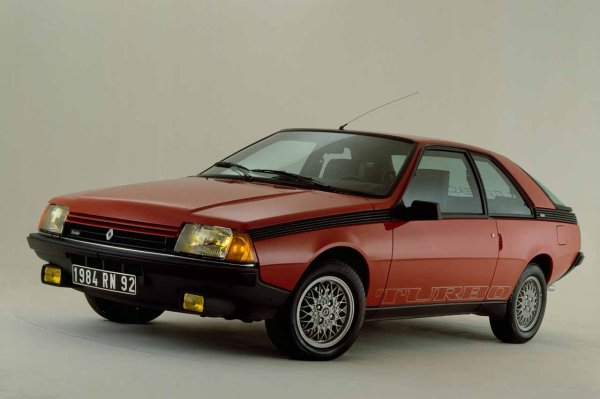 Едва ли сте очаквали да откриете Renault Fuego сред най-добрите спортни автомобили на Renault в историята. Това купе е пуснато на пазара през 1980 г., а дизайнът му е дело на Мишел Жарден, който предлага и вариант с 5 врати... но той е отхвърлен.

Автомобилът се гордее с множество атрактивни характеристики, като например усъвършенствана аеродинамика и максимална скорост, приближаваща се до 200 км/ч. Освен това включва иновации като дистанционно централно заключване. Ускорението му от 0 до 100 км/ч в най-мощната версия е около 9 секунди.
