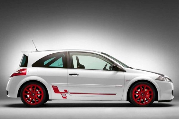 Поколението на M&eacute;gane, което се появява на пазара в началото на новия век, е силно критикувано, главно заради дизайна си. Не може обаче да е чак толкова лошо, като се има предвид, че се превръща в един от най-продаваните автомобили на своето време. И като такъв, има много спортен и радикален вариант.

Става дума за Renault M&eacute;gane R26.R, който буквално е състезателен автомобил, одобрен за употреба по пътищата. Светкавично бърз, с предно предаване, благодарение не само на 2-литровия си двигател с мощност 230 к.с., но и на изключително ниското тегло. Произведени са само 450 бройки.
