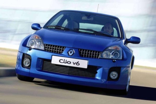Какво би могло да се обърка в създаването на Renault Clio с V6 двигател под капака, който осигурява около 250 к.с.? Това е автомобил, от който са продадени над 15 милиона бройки от началото на производството му през 1990 г., наследник на легендарното Renault 5.

През цялата си история, той е предлаган в множество версии: с 3 и 5 врати, мощни варианти и дори комби. Със своя средно разположен V6 двигател това е един от най-щурите хот хечове на всички времена.
