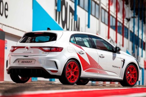 300 к.с. за компактен автомобил с тегло около 1300 кг е много добра цифра по отношение на съотношението мощност-тегло. Не е чудно, че този Renault M&eacute;gane RS Trophy, в своя R вариант - най-екстремният в гамата - е способен да достигне 100 км/ч от място за 5,2 секунди.

Наистина подценен автомобил, който стои рамо до рамо с легендарни модели като Honda Civic Type R или Volkswagen Golf R. Неговият 1,8-литров двигател осигурява огромна мощност, а ниското му тегло се дължи на последните корекции, направени от френската фирма, за да го подготвят... за пистата.
