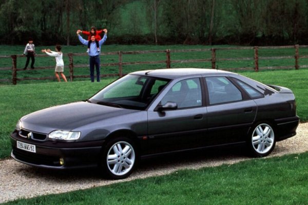 Макар Renault да има много интересни спортни коли, отношенията на компанията със седаните никога не са били най-добрите. Въпреки това французите успяват да създадат автомобили, толкова интересни, колкото Renault Safrane BiTurbo Baccara. Моделът се продава между 1993 и 1996 г. и се гордее с пълен арсенал от луксозни и високотехнологични функции, като висококачествени кожени седалки, двузонов климатик, автоматично затъмняващи се огледала за обратно виждане и електрически регулируеми и отопляеми седалки.

Макар и създаден от мейнстрийм производител като Renault, Safrane BiTurbo Baccara е истинска ракета благодарение на своя 3.0-литров V6 двигател, оборудван с два турбокомпресора KKK, които му позволяват да развива 265 к.с. и 365 Нм въртящ момент . В комбинация с петстепенна ръчна скоростна кутия, той да ускорява от 0 до 100 км/ч за 7,2 секунди и развива максимална скорост от 250 км/ч.
