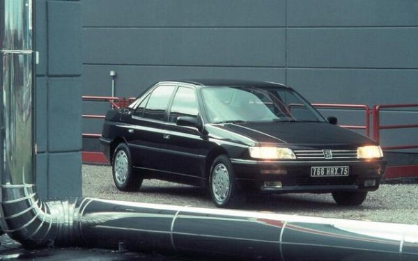 Краят на 80-те бележи навлизането в ерата на автомобилната електроника. Peugeot 605 впечатлява с дизайн, возия и лукс, но е пуснат на пазара прибързано. Ранните бройки са истински кошмар заради безброй електронни бъгове. Това завинаги унищожава репутацията на модела, въпреки по-късните сервизни акции и отстраняването на проблемите.
