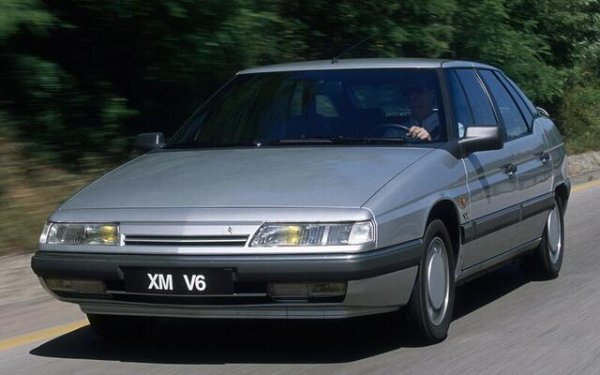 Флагманът на Citroen печели приза &bdquo;Автомобил на годината&ldquo; (1990 г.) благодарение на футуристичния си дизайн от Bertone, иновативното хидропневматично окачване и прочутия си 13-ти прозорец. За съжаление, той споделя много компоненти с Peugeot 605, а с тях &ndash; и същите електронни демони. Собствениците редовно осъмват с блокирало в спортен режим окачване, неработещи чистачки и откачил климатик.
