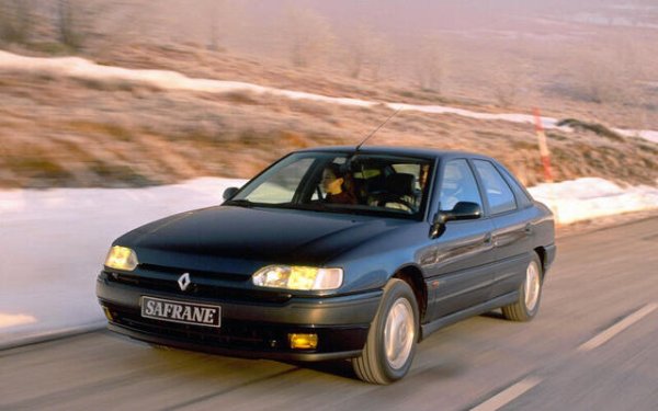За да атакува директно германската тройка, Renault пуска Safrane. Черешката на тортата е версията Biturbo &ndash; 3.0-литров V6 с две турбини, 268 к.с., двойно предаване и ръчна скоростна кутия. Истински звяр за времето си. Направени са едва около 800 бройки, преди Biturbo да бъде спрян през 1996 г. Самият Safrane се задържа на върха в гамата до 2002 г.
