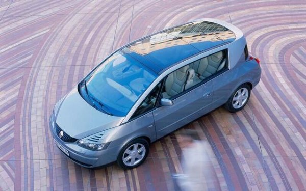 В началото на новия век Renault решава, че традиционните седани са скучни. Avantime (произвеждан от Matra) е странен хибрид между ван и луксозно купе. Той е ексцентричен крайградски круизър с огромни врати с двойни панти, тежащи над 50 килограма. Поляризиращият му дизайн така и не успява да спечели масовия клиент.
