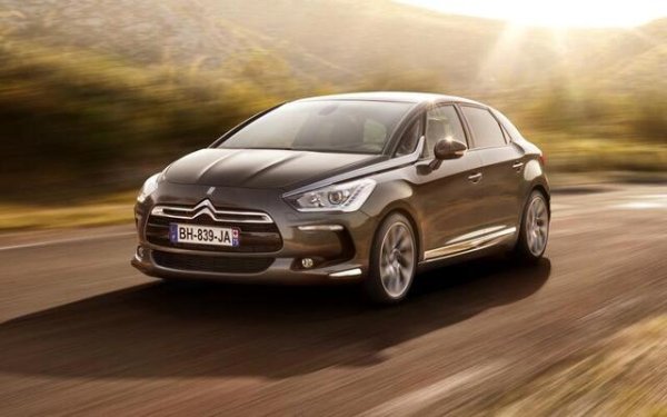 След края на C6, Citroen залага на DS5. Тъй като е базиран на платформа от компактни модели (Peugeot 3008/5008), той не може да побере V6 двигател. Вместо това марката предлага иновативен дизелово-електрически хибрид с 200 к.с. По-късно моделът се отделя под премиум марката DS, но така и не успява да убеди купувачите на луксозни коли. Производството спира през май 2018 г.
