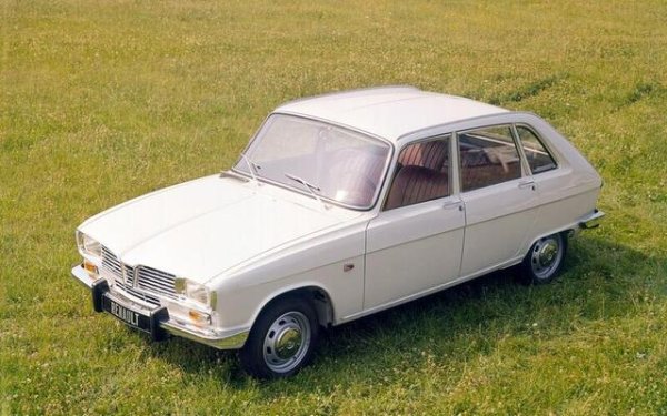Французите бързо осъзнават, че с Rambler няма да стигнат далеч. Ръководството възлага на талантливия дизайнер Гастон Жуше да създаде луксозна кола, скроена по европейски вкус. Той зачерква класическия седан и създава двуобемен силует с практична пета врата (хечбек). Под ламарините се крие иновативно задвижване на предните колела. Макар ранните прототипи на купе и класически седан да не стигат до конвейера, Renault 16 циментира статута си на връх в гамата с екстри като автоматична скоростна кутия, инжекцион, централно заключване и ел. стъкла. Остава на пазара чак до 1980 г., като са произведени над 1.8 милиона бройки, продавани дори в САЩ.
