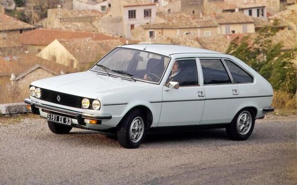 През 70-те Renault, Peugeot и Volvo създават необичаен съюз за разработка на V8 двигател. Петролната криза от 1973 г. обаче ги отрезвява &ndash; те &bdquo;отрязват&ldquo; два цилиндъра и така се ражда прочутият PRV V6 двигател. Renault 30 е първият модел на марката с този мотор. Журналистите хвалят комфорта, но критикуват жестокия разход на гориво. Визуално &bdquo;трийската&ldquo; се отличава от по-евтиното Renault 20 по четирите си кръгли фара. Продажбите обаче не оправдават очакванията.
