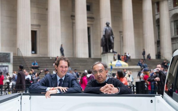 През 1899 година Джовани Аниели основава FIAT в Торино. Той умира през 1945, а внукът му Джани поема управлението на компанията през 1966, след което започва да инвестира и в други бизнеси и индустрии. През 1988 FIAT купува Ferrari, а през 2008 - и Chrysler. На снимката е наследникът на компанията Джон Елкан с покойния Серджо Маркионе.