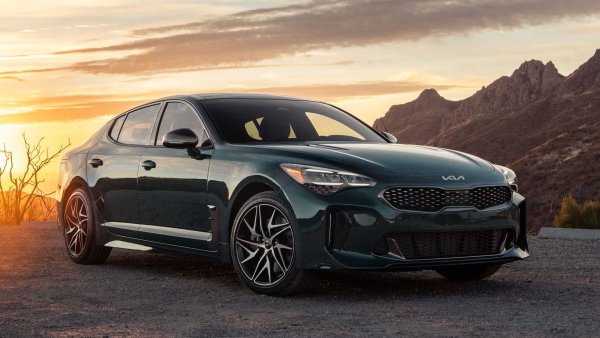 Цветът Ascot Green е нов в гамата на Kia за 2022 г., като е предназначен само за Stinger. И смело може да се каже, че той е най-подходящ за модела, като е част от стандартния пакет GT-Line за четирицилиндровата версия, който включва също нови джанти и черни хромирани акценти. 