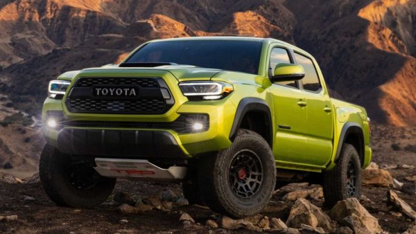 Впечатляващата Tacoma TRD Pro на Toyota получава смела нова цветова опция 2022 г. - Electric Lime. Яркият нов нюанс изглежда ефектно, когато е съчетан с черни джанти Taco и смели акценти, създавайки още една причина да изберете този мощен пикап. 