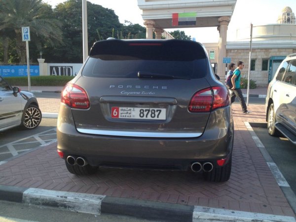 Паркингът пред Американския университет в Дубай