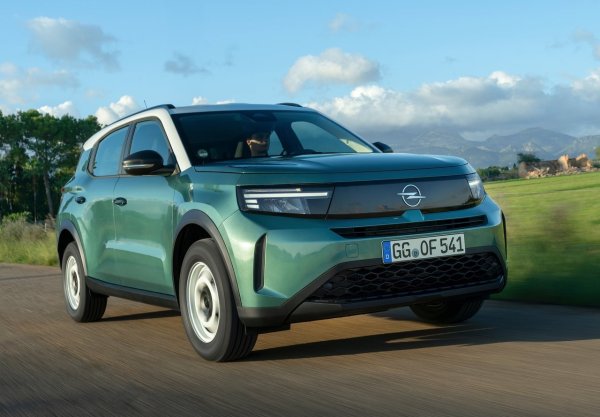 Opel Frontera наследява наследството на Crossland като компактен SUV с изключително практичен дизайн. С дължина от 439 см, той предлага просторен интериор и може да се поръча и със седем места - доста рядка характеристика в сегмента. 

Предлага се с меки хибридни бензинови двигатели или електрическа версия и се фокусира предимно върху лекотата на използване и благоприятното съотношение между пространство и цена.
