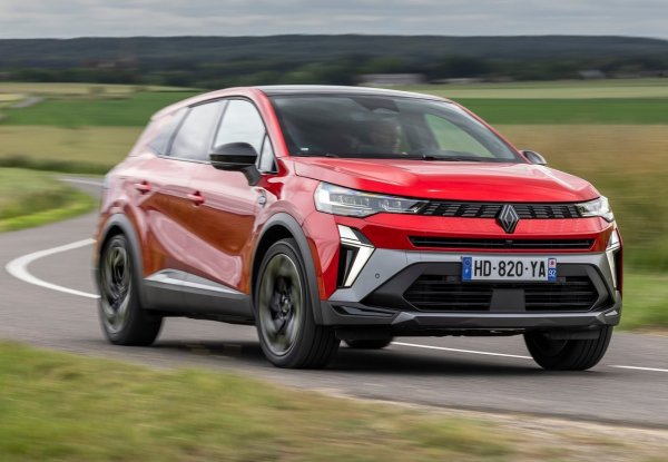 По-дълъг от Captur, с който споделя голяма част от механиката си, Renault Symbioz е насочен към тези, които търсят повече пространство, без да преминават към по-висок клас SUV. Пуснат на пазара само с напълно хибридни двигатели, гамата оттогава се разшири, за да включва и други опции. 

Моделът предлага практични решения като плъзгащата се задна седалка, която позволява по-голямо пространство за пътниците или багажа, но липсата на дръжки на тавана отразява връзката му с модел от по-нисък сегмент.