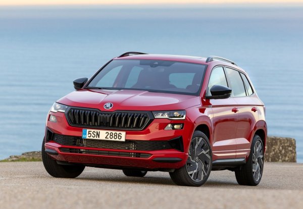 Въпреки че не е сред най-новите на пазара, Skoda Karoq е едно от най-рационалните предложения в своя сегмент, продължавайки да впечатлява с високото си ниво на практичност и отлично вътрешно пространство. Някои версии могат да бъдат оборудвани със задни седалки VarioFlex, които се плъзгат, сгъват или могат да се свалят поотделно. 

Гамата включва бензинови и дизелови двигатели (сега много рядко срещани), с опция за задвижване на всички колела при по-мощните нива на оборудване.