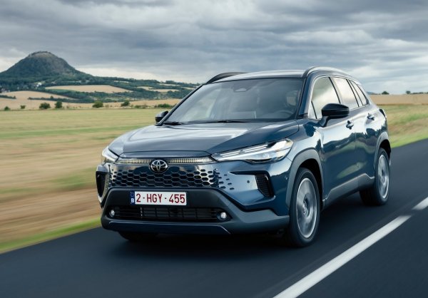 За тези, които дават приоритет на ефективността, Toyota Corolla Cross е една от най-атрактивните опции в своя клас. Предлагана с напълно хибридни двигатели със 140 или 197 к.с., тя гарантира особено нисък разход на гориво при ежедневна употреба. 

Интериорът предоставя достатъчно място за семейство, докато по-мощните версии се предлагат и с електрическо задвижване на всички колела. 

Надеждността и ниските експлоатационни разходи винаги са били сред най-големите силни страни на модела, въпреки че CVT трансмисията е донякъде компрометирана, тъй като не подобрява удоволствието от шофирането.