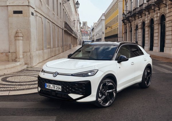 Volkswagen T-Roc е един от най-продаваните модели на немския производител през последните години, изпреварвайки Golf на няколко европейски пазара. Второто поколение предлага малко по-големи размери, по-технологично усъвършенстван интериор и разширена гама от двигатели с появата на напълно хибридни версии. 

Предлагат се и меки хибридни бензинови двигатели и по-мощни варианти със задвижване на всички колела, въпреки че те изискват обемист тунел за трансмисията, което създава неудобство за седящите в средата отзад.