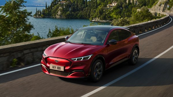 Пробег по ЕPA – 434 км.

Резултат на Edmunds – 489 км (+12,6%)

Разход на енергия на 100 мили по EPA – 37 кВт/ч

Разход на енергия на Edmunds – 33,1 кВт/ч