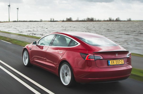 Пробег по ЕPA – 499 км.

Резултат на Edmunds – 412 км (-17,4%)

Разход на енергия на 100 мили по EPA – 29 кВт/ч

Разход на енергия на Edmunds – 30,1 кВт/ч