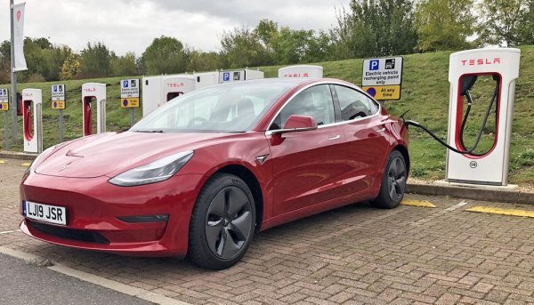 Пробег по ЕPA – 402 км.

Резултат на Edmunds – 373 км (-7,2%)

Разход на енергия на 100 мили по EPA – 24 кВт/ч

Разход на енергия на Edmunds – 23 кВт/ч