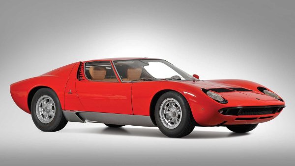 Както стана ясно, Miura е колата, която доведе до раждането на термина &bdquo;суперкола&ldquo;. Този автомобил е с вечен дизайн, който крие страхотна механика, доминирана от 4,0-литров V12. В първия си вариант моторът развива 350 к.с., предавани само към задните колела. Изобщо, Miura има всичко, което е нужно на една суперкола &ndash; форма и функции, комбинирани в нещо красиво и много бързо.