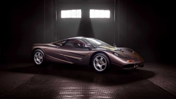 В продължение на 12 години McLaren F1 беше най-бързият сериен автомобил в историята с максимална скорост от 371,8 км/ч. &bdquo;Ракетата земя-земя&ldquo; е дело на един от най-великите автомобилни конструктори в историята &ndash; Гордън Мъри. Колата има изискана аеродинамика с каросерия от въглеродни нишки. В салона мястото на шофьора е изнесено надпред, а от двете му страни, но по-назад, има по една пътническа седалка. Задвижването става с 6,0-литров V12 на BMW, развиващ 627 к.с. 