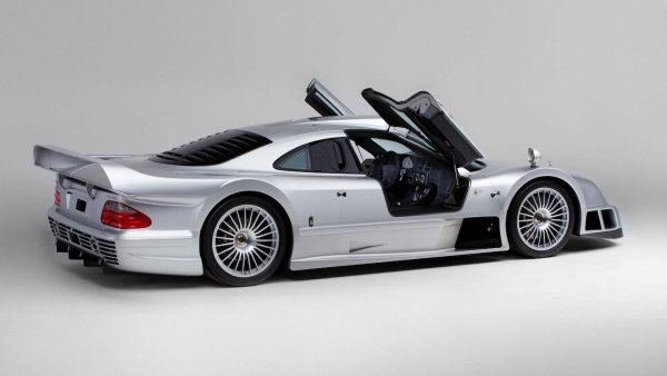 Може би най-екстремният автомобил, произвеждан някога в Щутгарт (с цялото уважение към различните AMG Black Series). Да, защото Mercedes CLK GTR Stra&szlig;enversion (да се чете Strasseversion, пътна версия) не беше нищо повече от версия с регистрационния номер на автомобила, участвал в шампионата GT. Двигателят е 7,3-литров V12 с 612 к.с., а шасито и каросерията са от въглеродни нишки. В салона има кожени седалки, климатик, стерео и серво. Останалото е излишно и следователно го няма. 