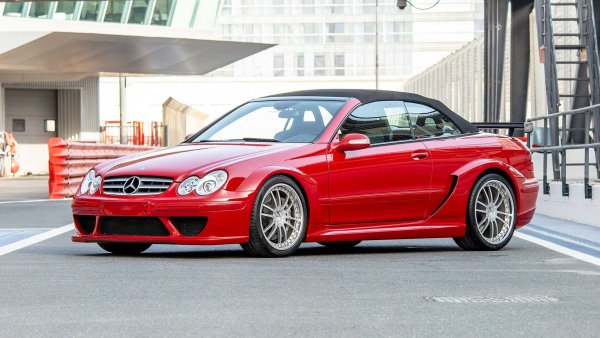 Може ли едно просто &bdquo;купе&ldquo; да представлява света на суперавтомобилите? Да, ако има 590 к.с., осигурени от V8 с компресор, ускорява от 0 до 100 км/ч за 3,8 секунди и развива 321 км/ч. В Mercedes създават CLK DTM AMG, за да почетат победителя в германския шампионат за туристически автомобили от 2000 до 2003 г. &bdquo;Вълкът в очва кожа&ldquo; получава детайли от въглеродни нишки, преработен блок за управление на двигателя, напълно ревизирана охладителна система и др.
