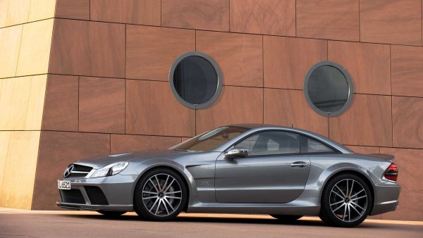 Когато видим съкращението &bdquo;AMG&rdquo;, което следва марката Mercedes, знаем, че под капака има мощен двигател. Но когато там вместо V8 мотор е разположен V12, явно става дума за истински германски звяр. Веднъж в историята такъв двигател беше поставен и на екстремната версия Black Series. В колекцията на музея Одриан е изложен SL65 Black Series с 670 к.с., от който са проезведи амо 350 бройки. Това е един от най-екстремните автомобили в историята.