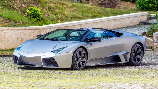 Има хора, които наричат Reventon &bdquo;най-красивото Lamborghini, правено някога&ldquo;, като това определение може би е по-точно за рядката версия Roadster. Тя е представена през 2008 г., като са произведени едва 16 бройки (купетата са 20). Всички са вдъхновени от изтребителите и са оборудвани с 6,5-литров V12 с 650 к.с. Задвижването е към четирите колела, а дизайнът определено вдъхновява създателите на Aventador, който излиза през 2012 г.