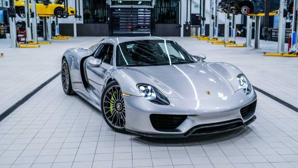 Третото Porsche в списъка на е духовният наследник на Carrera GT. Това е 918 Spyder plug-in хибрид, оборудван с централно разположен 4,6-литров V8 и два електромотора. Съвкупната мощност е 887 к.с., като осигурява ускорение от 0 до 100 к/ч за 2,4 секунди. За това помага и 7-степенна скоростна кутия PDK, а този автомобил е първият сериен модел, който успява да слезе под 7 минути на Северната дъга на &bdquo;Нюрбургринг&ldquo;.