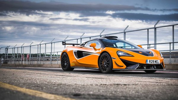 Почти в края на класацията е най-екстремният McLaren, произвеждан някога в серия. Това е 620R, от който са направени едва 225 екземпляра. Той отговаря на определението суперкола, като разполага са класически 3,8-литров V8 двигател с 620 к.с. и 620 Нм. И всичко това при много ниско тегло &ndash; само 1282 кг.