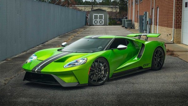 Подобен списък не може да мине без американска суперкола и това е Ford GT в последния вариант. Той беше представен през 2016 г. като носледник на GT40, който спечели &bdquo;24 часа на Льо Ман&ldquo; през 60-те години. Считан е за един от най-директните и динамично прецизни автомобили за шофиране през последното десетилетие. Задвижането става с 3,5-литров V6 с двойно турбо, развиващ 669 к.с.