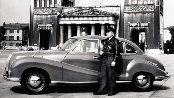 Историята на полицейските машини на компанията BMW стартира още през 50-те години. Едни от първите от тях са моделите 501 и 502 (на снимката), които се появяват по улиците на Мюнхен. Те са оборудвани с мощни 6- и 8-цилиндрови двигатели, като се особено ценни заради големите си багажници, които поемат огромното за това време оборудване за радио-връзка.