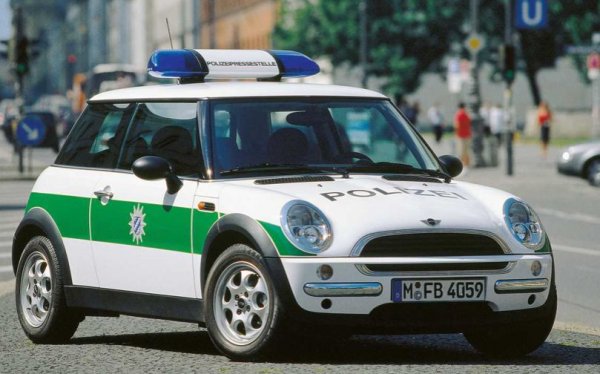 Дори хечбекът на възродената през 2000 г. марка Mini успя да поработи за правоохранителните органи на Германия. Все пак се уточни, че машината не е използвана като патрулен автомобил, а е била дадена на отдела за връзки с обществеността на полицията в Мюнхен.