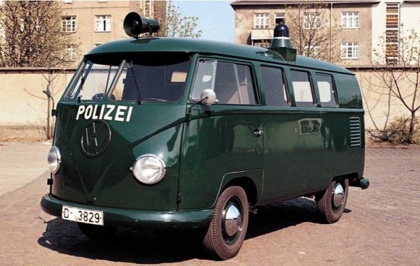 Построените на базата на класическия „Бръмбар“ (Beetle) фургоните и минивановете Volkswagen Transporter от първо поколение (известно още като Bulli) още от момента на излизането сина пазара попадат сред най-разпространените полицейски коли в Германия. Както и машината на снимката от Дюселдорф, полицейските ванове до 1960 г. са били боядисвани в тъмно-зелено.