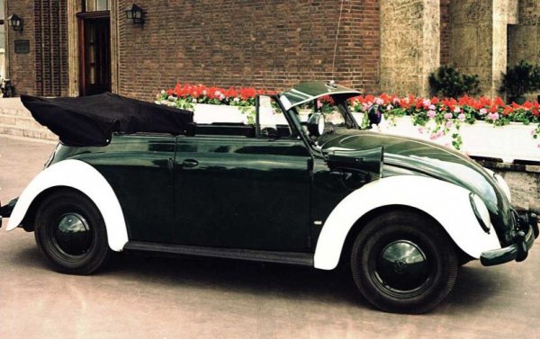 Самият Beetle също може често да бъде срещнат в ролята на патрулна машина от този период. Вярно е, че липсата на задни врати прави автомобила не особено подходящ за служебни цели. Затова и полицията използва открили версии като Beetle Cabriolet от 1954 г. (на снимката), тъй като при тях качването (при свален покрив) е доста лесно. Проблем обаче е и високата цена, която отказва органите на реда.