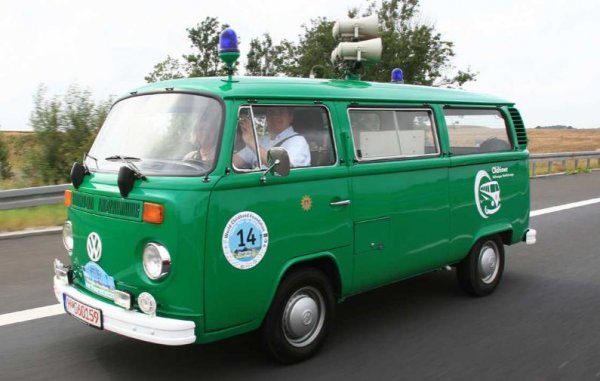 Както и предшественика си, второто поколение на Volkswagen Transporter, представено през 1967 г., също служи на полицията. На снимката е T2, който се използва като мобилен пункт за контрол на скоростта. При нужда автомобилът може да уведомява населението, тъй като на покрива му са поставени мощни колони.